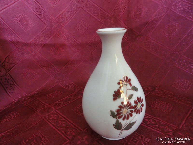 Zsolnay porcelán krémszínű váza. Mérete: 11,5 x 7 cm. Gyönyörű barnás virággal. Vanneki!