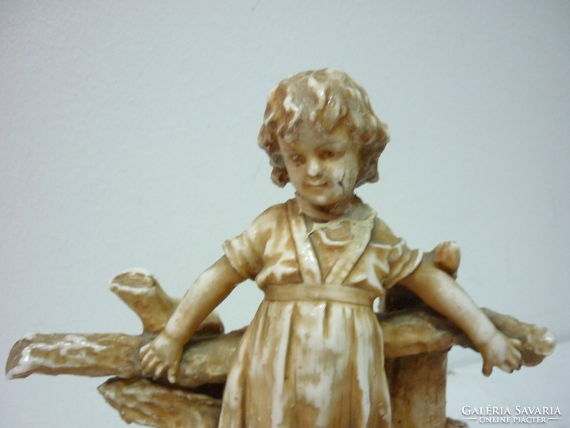 Antik kislány figura