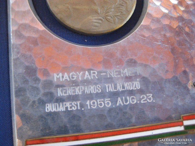 Magyar- Német Kerékpáros találkozó  1956 aug.23 sport plakett  9,2  x 10,5 cm + doboz