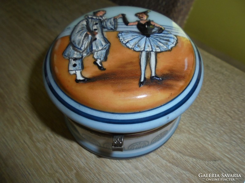 Antik festett porcelán tégely/doboz Pierot figurás