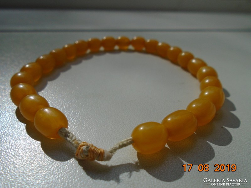 Bracelet made of honey-colored oval vinyl beads