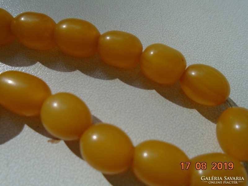 Bracelet made of honey-colored oval vinyl beads