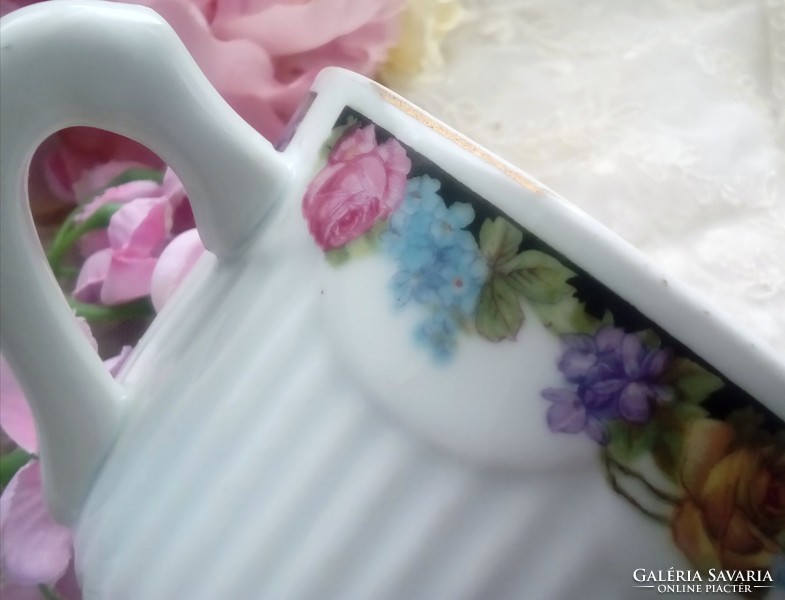 Régi virágos hullámos szoknyás teás csésze 