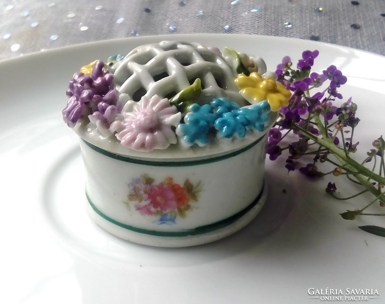 Régi német virágos mini porcelán tégely