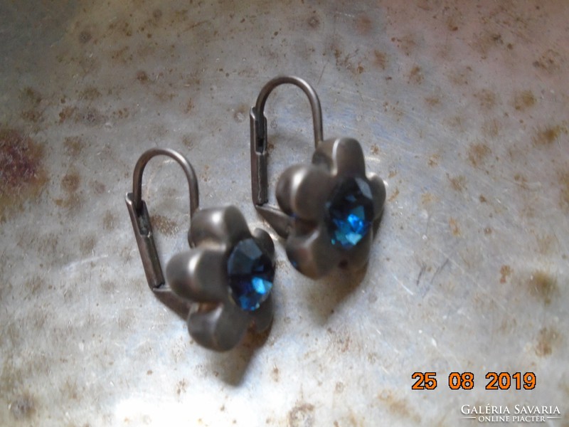 Antique patina flower-shaped silver-plated earrings with a polished faceted aquamarine stone