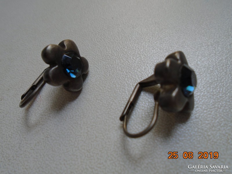 Antique patina flower-shaped silver-plated earrings with a polished faceted aquamarine stone