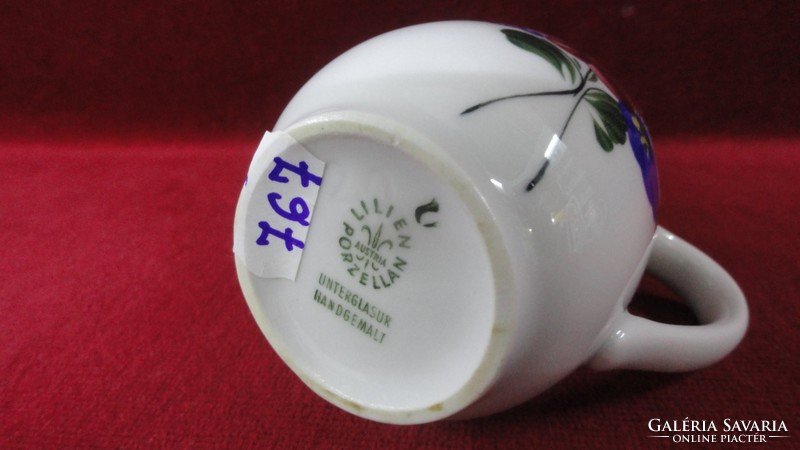 Lilien porcelain Austria, hand painted milk spout with lid. Its height is 10.5 cm. He has!