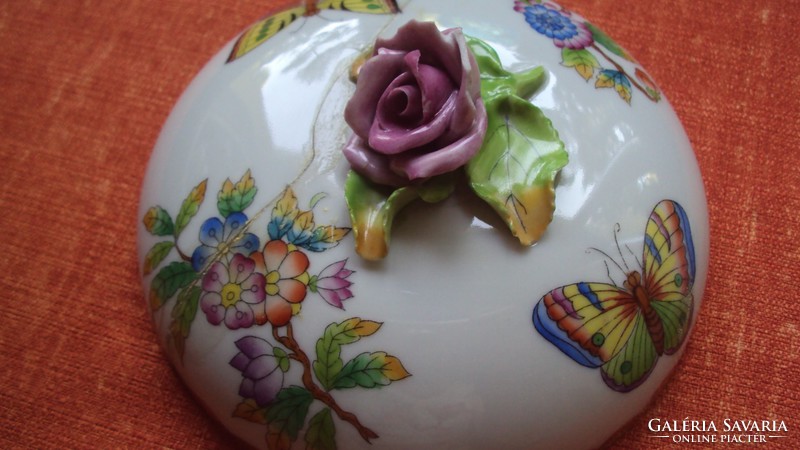 Sérült, (ragasztott) rózsafogós, jelzett herendi porcelán bonbonier.