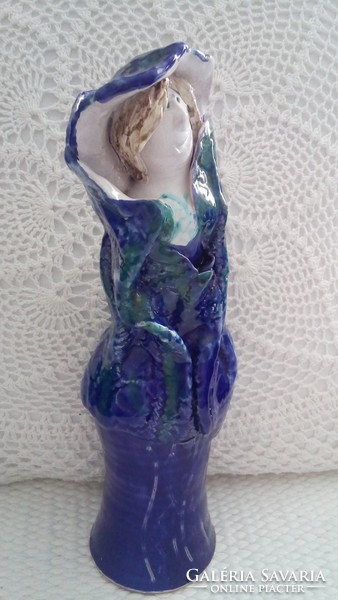 "A kék ruhás nő" kerámia szobor