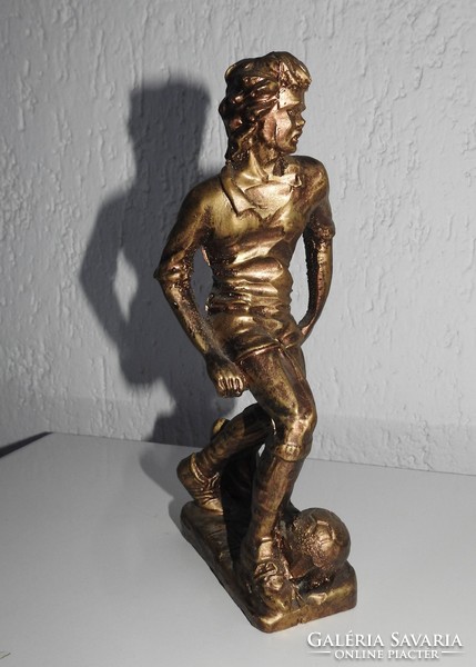 Bronzed statue: soccer player with jersey number 10.