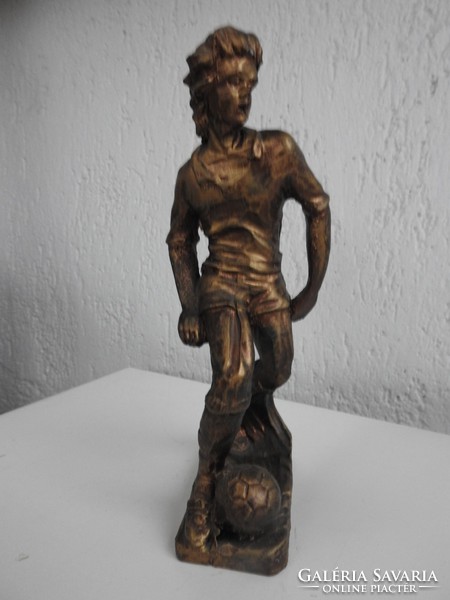 Bronzed statue: soccer player with jersey number 10.