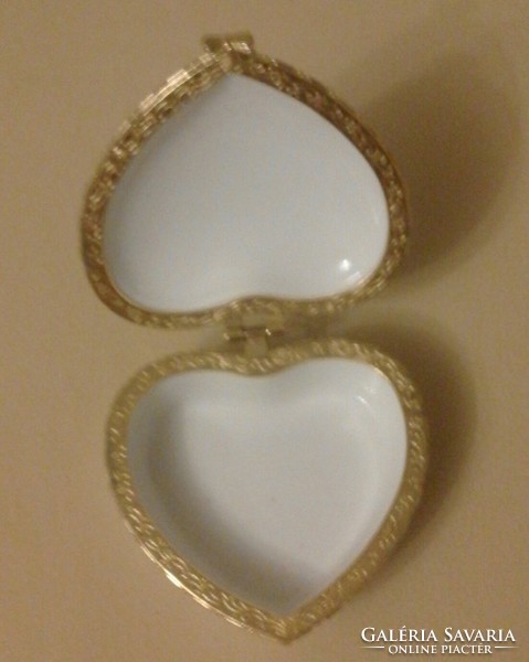 Szív alakú porcelán ékszertartó dobozka