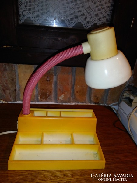 Retro Szarvasi rózsaszín gégecsöves műanyag  és fém íróasztali lámpa ,írószertartóval