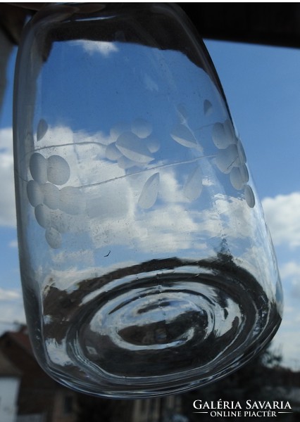 Antik csiszolt - szőlő mintás - üveg likőrös butélia