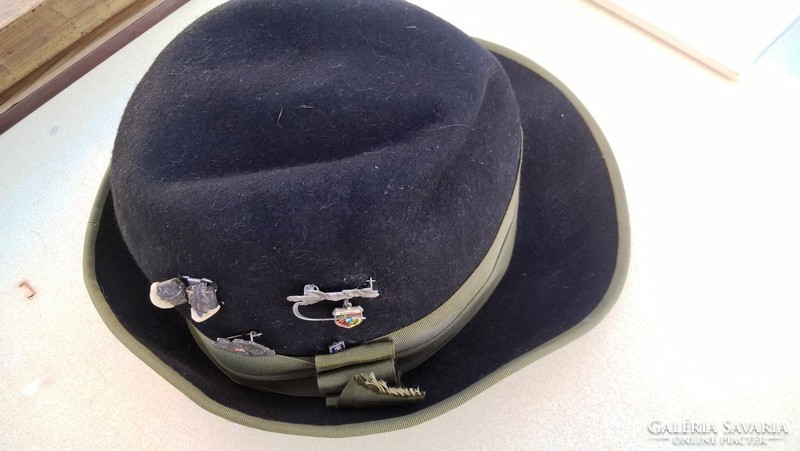 Hunting hat with badges