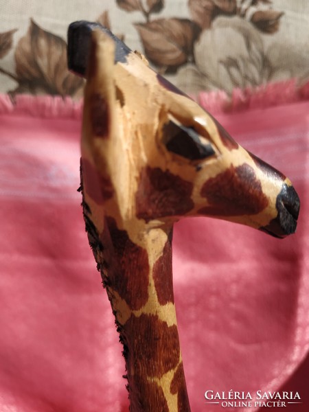 Fából faragott zsiráf