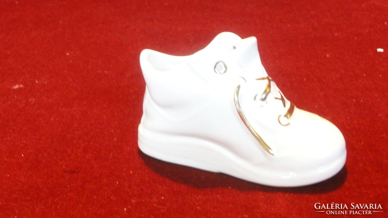 Aquincumi porcelán fehér kis cipő, arany fűzővel. Vanneki! Jókai.