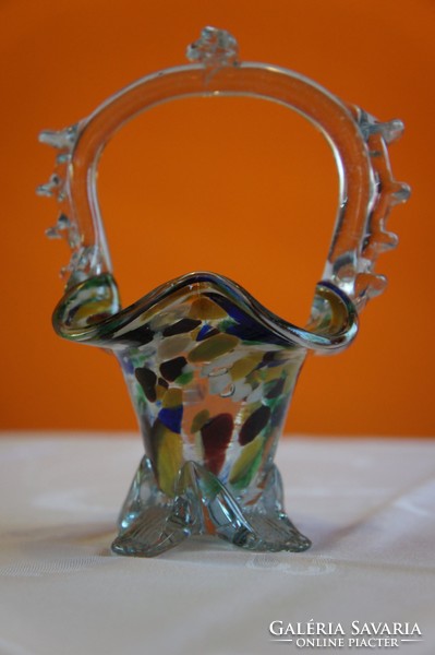 Muranoi jellegű üvegkosár.