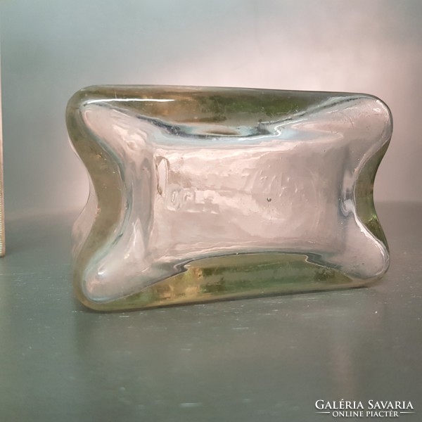 Színtelen, közepesméretű, homorú oldalú likőrösüveg (854)