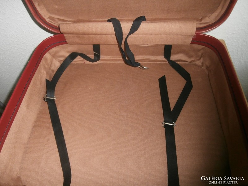 Vintage bőrönd koffer kulccsal