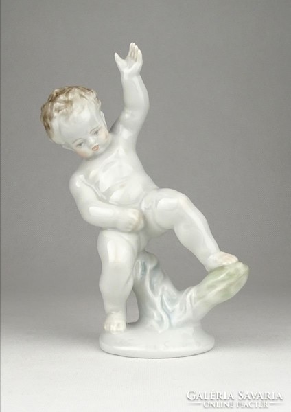 0Y029 Régi Herendi porcelán pisilő fiú figura 18cm