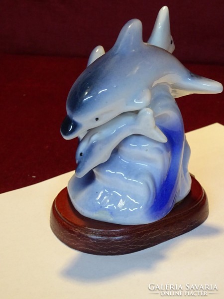 Porcelain dolphins standing on a wooden base, height 12 cm. He has!