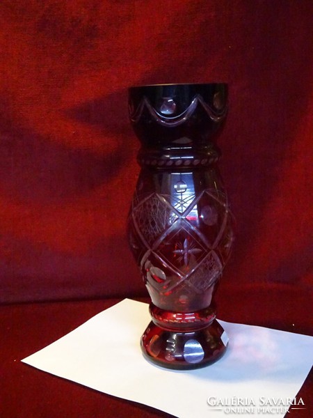 Csiszolt üveg, bordó színű kristály váza. 31 cm magas. Vanneki!