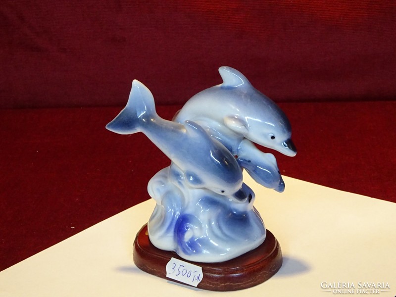 Porcelain dolphins standing on a wooden base, height 12 cm. He has!