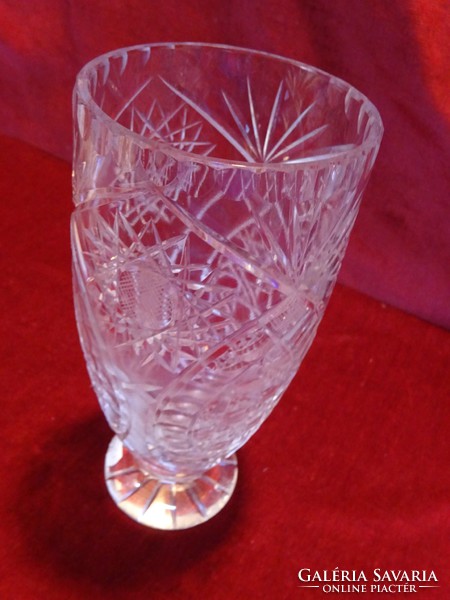 Lead crystal vase, 22 cm high, diameter 10 cm. He has!