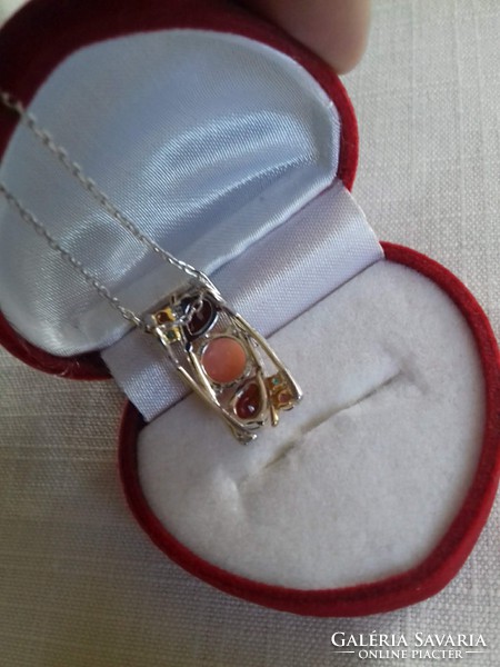 Delightful natural opal & garnet 2-tone pendant, chain 925 silver