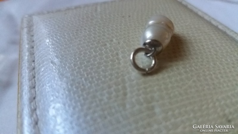 14KWhite gold pendant with pearls