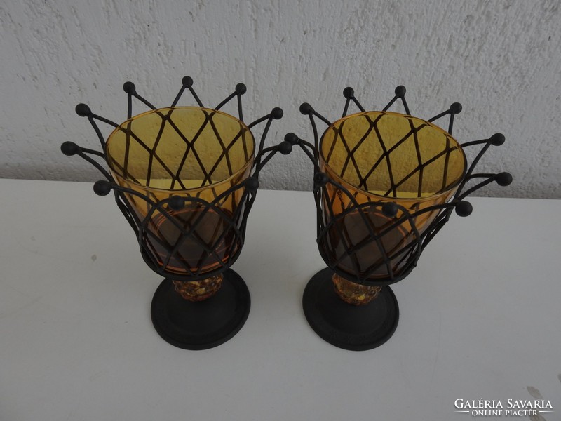 Impozáns méretű koronás kialakítású, talpas mustárszínű üvegbetétes dekor kupa pár