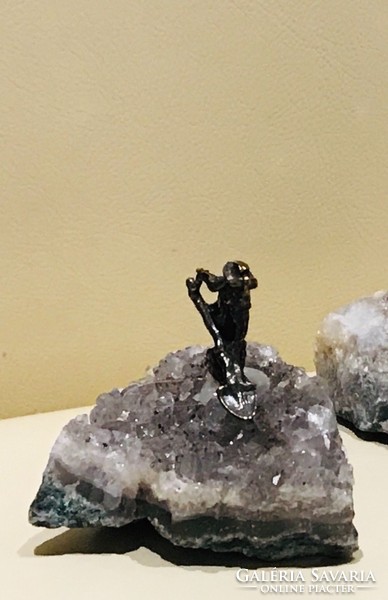 Ametiszt rög bronz bányász minifigurával