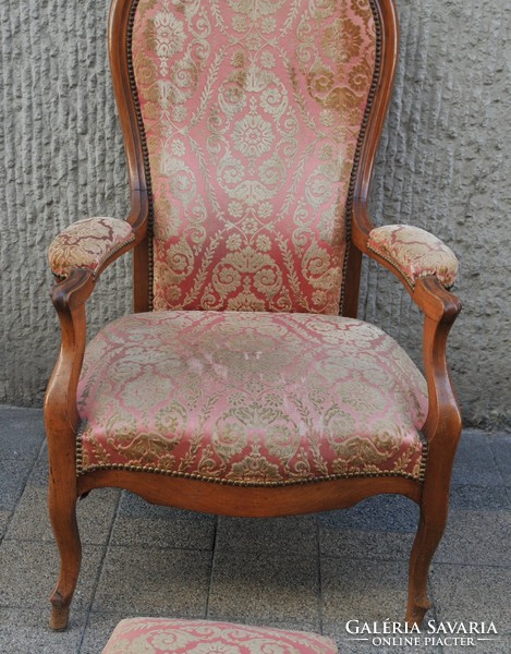 Neo-baroque armchair with footrest
