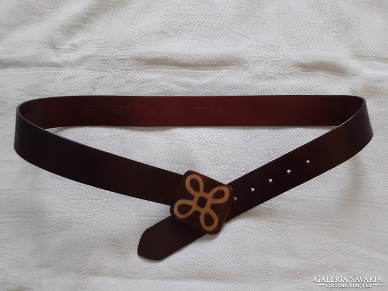 Showy, brown women's leather belt with wooden buckle