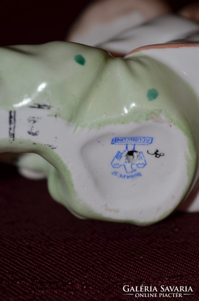 Aquincum cipőt fűző kislány pöttyös nadrágban  ( DBZ 0090 )