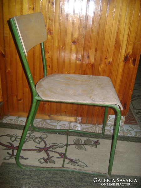 Retro csővázas iskolai szék, akár teraszra