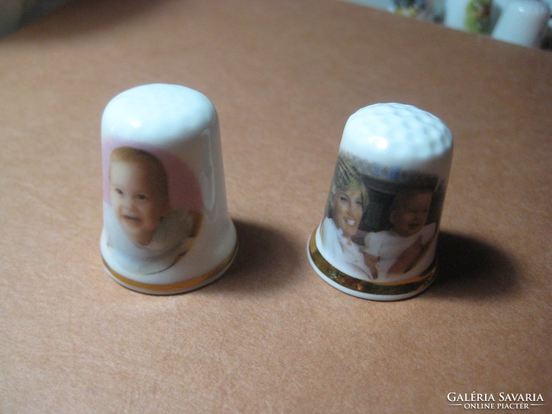 Angol  porcelán gyűszűk  , Diána és a kis herceg     2 db  23 x 27  mm