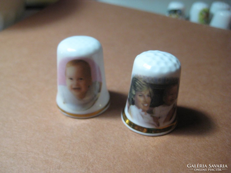 Angol  porcelán gyűszűk  , Diána és a kis herceg     2 db  23 x 27  mm