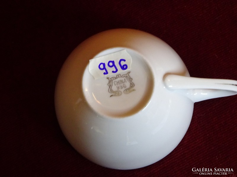Kínai porcelán teáscsésze arany szegéllyel. Átmérője 9,7 cm. Vanneki!