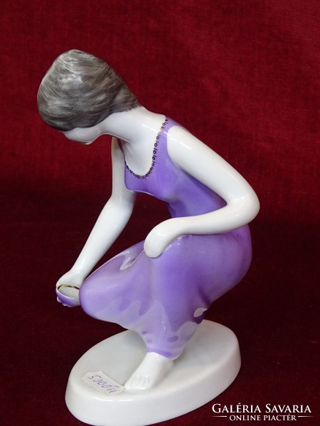 Hollóházi porcelán figurális szobor, lila ruhás hölgy. vizet merítő 18,5 cm magas. Vanneki!