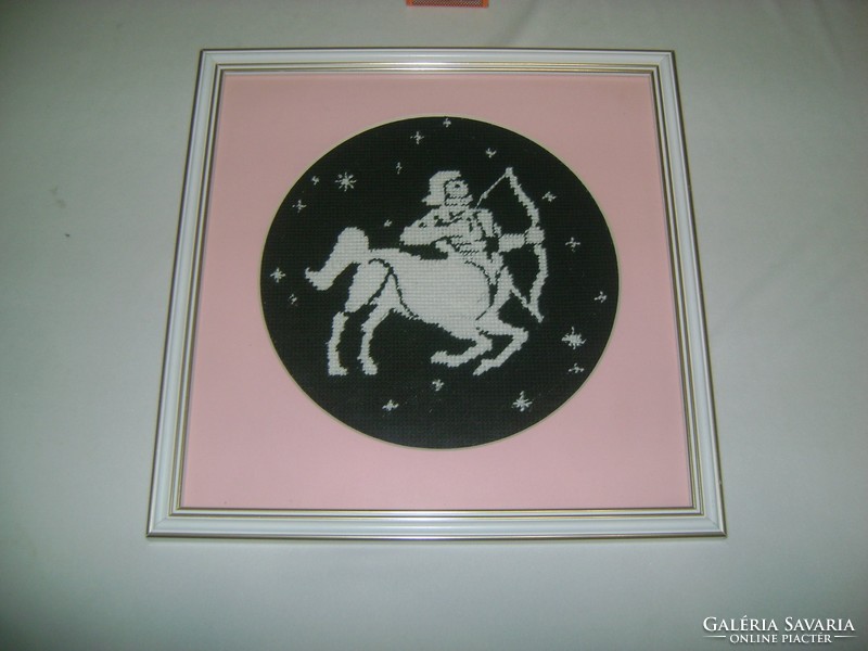 "Nyilas"  horoszkópos falikép keretben, üveg alatt - kézi hímzés