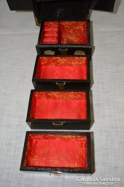 Csoda szép kínai ékszertartó szekrény réz veretekkel és gyöngyház berakásokkal ( DBZ 00115 )