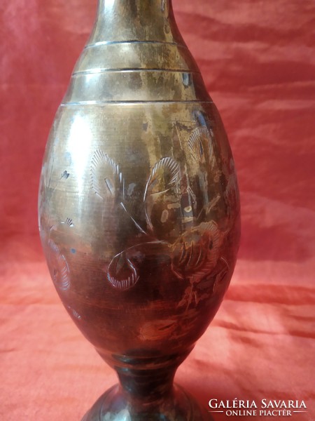 Réz váza karcolt mintákkal