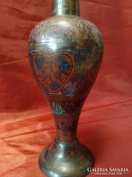 Réz váza karcolt festett mintákkal