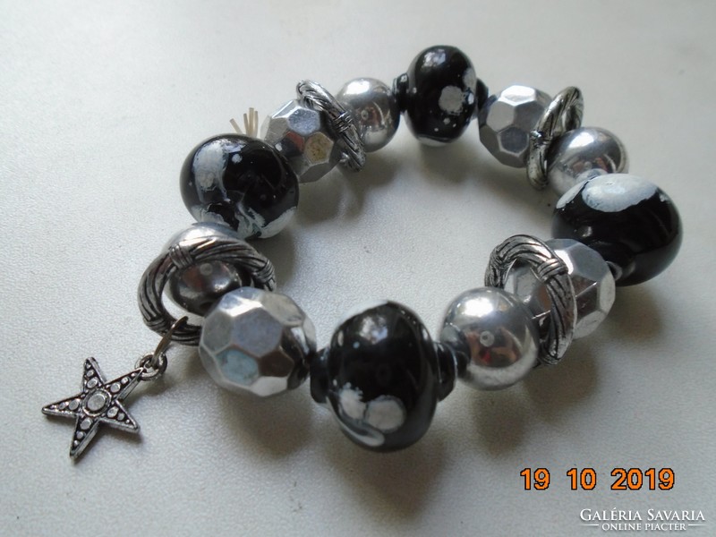 Swarovski ezüst színű gyöngyökkel ,fekete fehér mintás gömbökből,karkötő, gyűrűkkel,fügőkkel