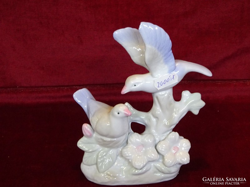 Pair of pigeons with a bouquet of flowers, porcelain figural sculpture. He has!