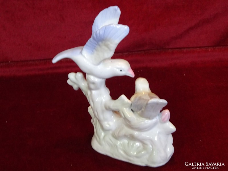Pair of pigeons with a bouquet of flowers, porcelain figural sculpture. He has!