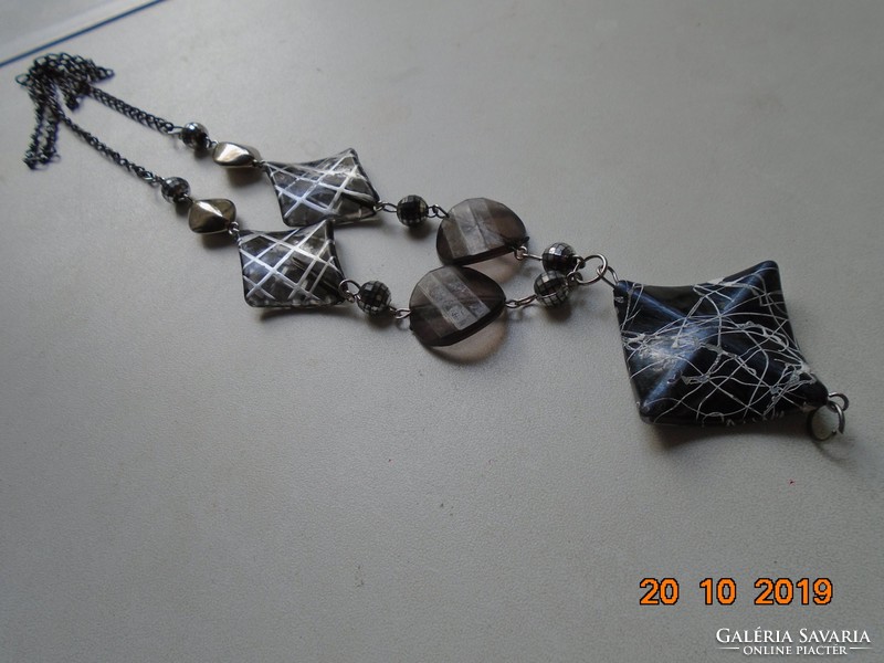 Fekete ezüst absztrakt mintás medállal és gyöngyökkel modern nyaklánc