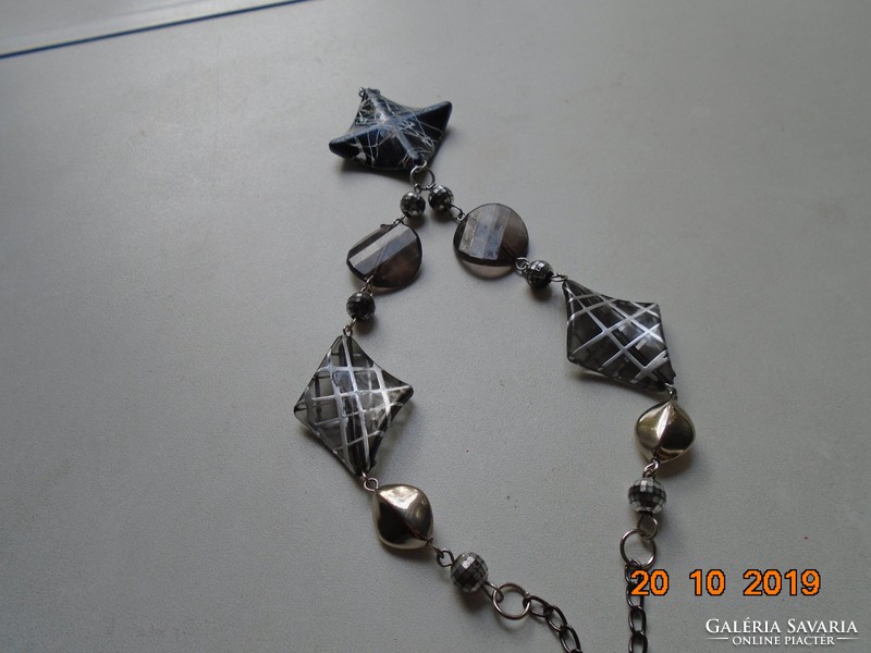 Fekete ezüst absztrakt mintás medállal és gyöngyökkel modern nyaklánc